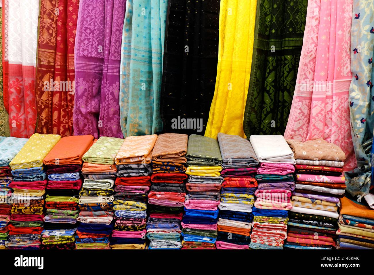 Traditionelles indisches Kleid / Saree, verschiedene Texturen und Farben schöne Textilien, bunter indischer Stoff, Stoff aus Indien. Stockfoto