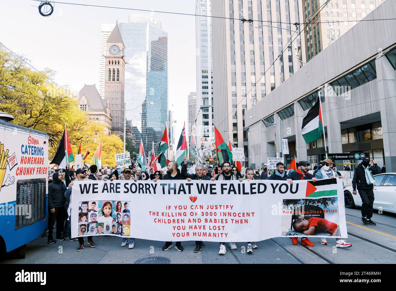 Toronto, Kanada - 28. Oktober 2023: Demonstranten in Toronto zeigen Banner, die den Verlust unschuldiger Menschenleben in Gaza vor dem Hintergrund der Stadt verurteilen Stockfoto