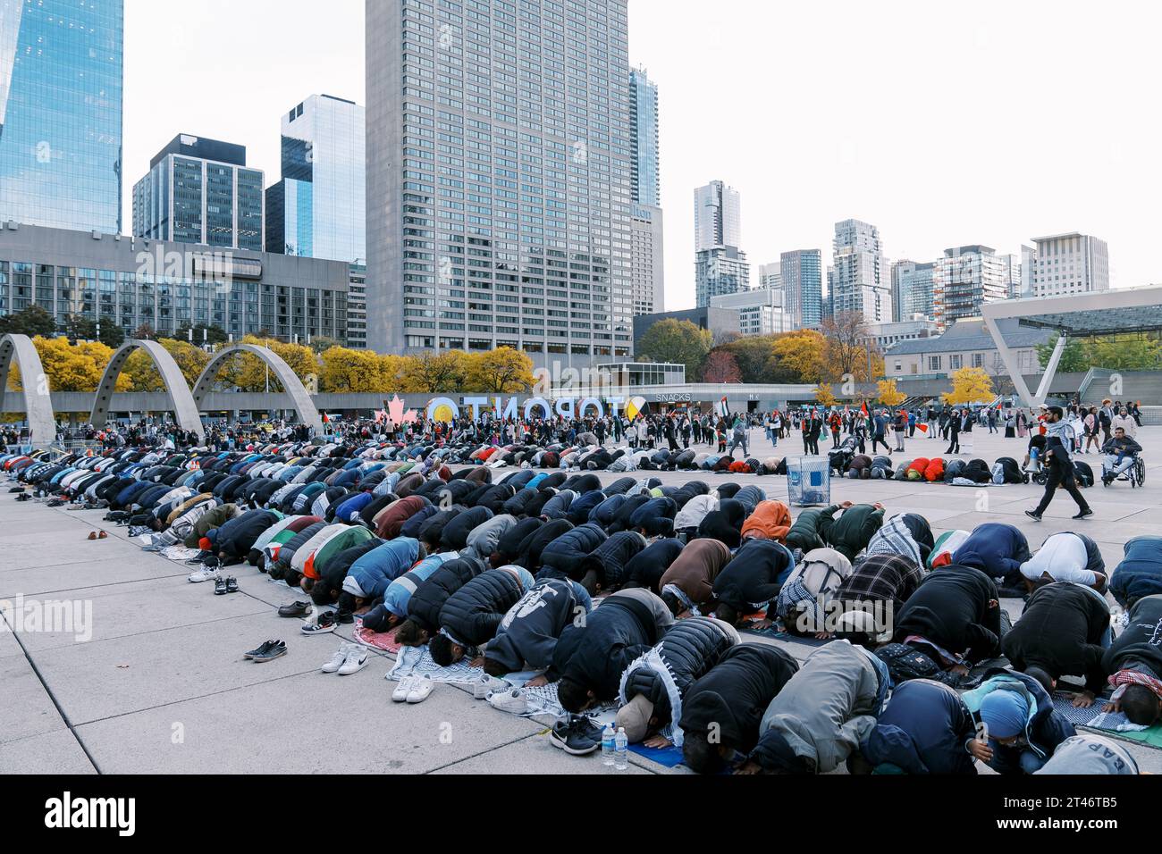 Toronto, Kanada - 28. Oktober 2023: Muslimisches Gebet aus Palästina auf dem Stadtplatz von Toronto. Sie beten für ein Ende des Krieges mit Israel Stockfoto