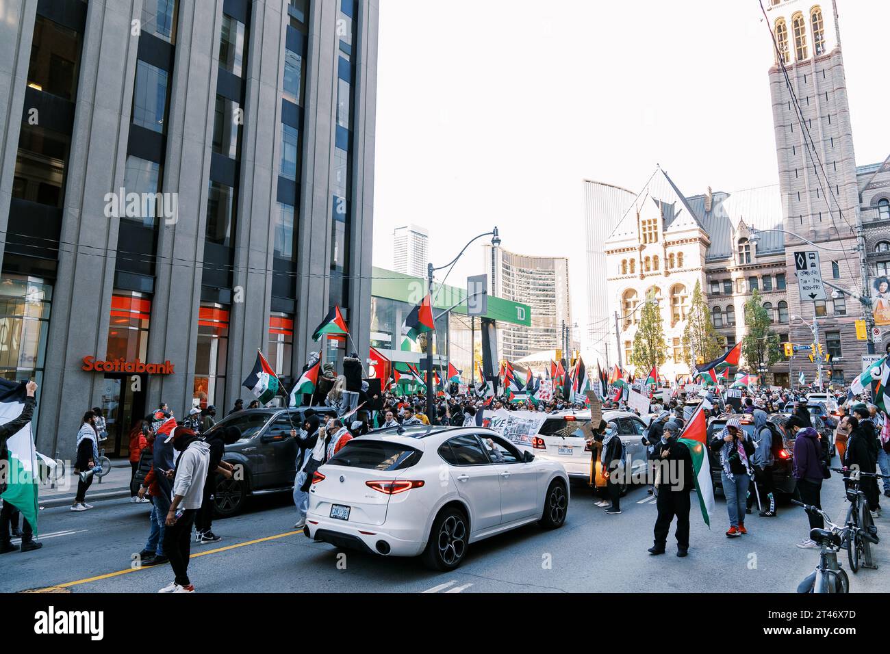 Toronto, Kanada - 28. Oktober 2023: Israel-Hamas-Krieg: Tausende nehmen an propalästinensischen Protesten Teil, die einen Waffenstillstand fordern Stockfoto