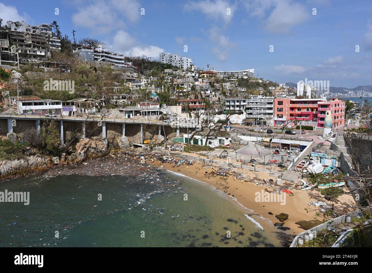 Guerrero. Oktober 2023. Dieses Foto vom 27. Oktober 2023 zeigt eine Küstenregion, die vom Hurrikan Otis in Acapulco, Bundesstaat Guerrero, Mexiko, getroffen wurde. Die Zahl der Todesopfer durch Hurrikan Otis ist im südmexikanischen Bundesstaat Guerrero auf 39 gestiegen, wobei 10 Menschen als vermisst gemeldet wurden, sagte die mexikanische Regierung am Samstag. Otis traf Guerrero am Mittwoch als Sturm der Kategorie 5 auf der Saffir-Simpson-Skala und hinterließ katastrophale Schäden vor allem im beliebten Ferienort Acapulco. Quelle: Jesus Espinosa/Xinhua/Alamy Live News Stockfoto