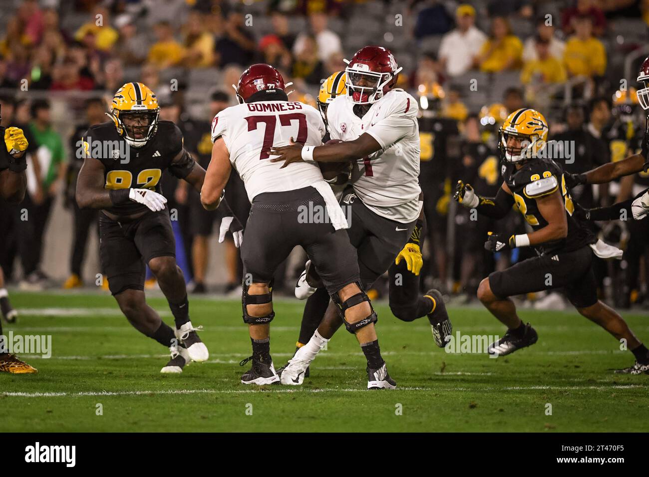 Cameron Ward (1), Quarterback der Washington State Cougars, spielt im zweiten Viertel eines NCAA College Footbas über den Offensive Lineman Konner Gomness (77) Stockfoto