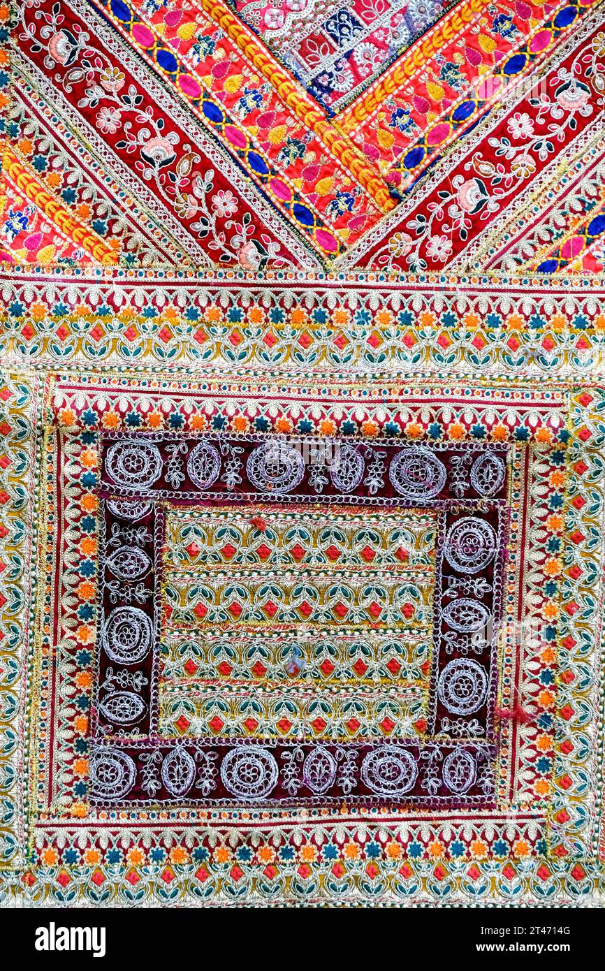 Indischer Flickenteppich in Pune, farbenfrohe Teppichoberfläche im indischen Stil Close Up Vintage-Stoff besteht aus handgewebtem Baumwollstoff mehr von diesem Motiv. Stockfoto