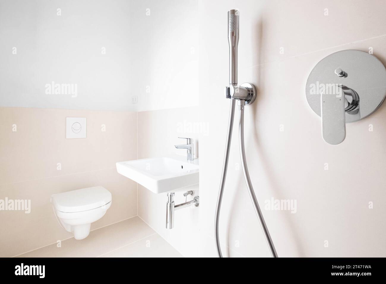 Modernes, neues Badezimmer, Dusche, Waschbecken und Toilette Stockfoto