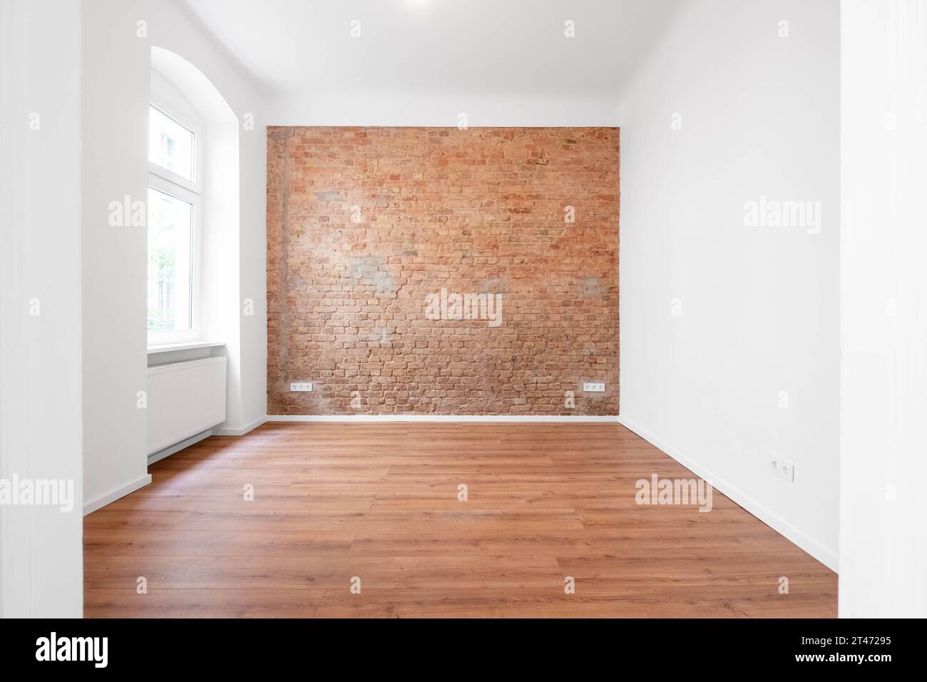 Leere Wohnung; Apartmentzimmer mit gemauertem Hintergrund Stockfoto