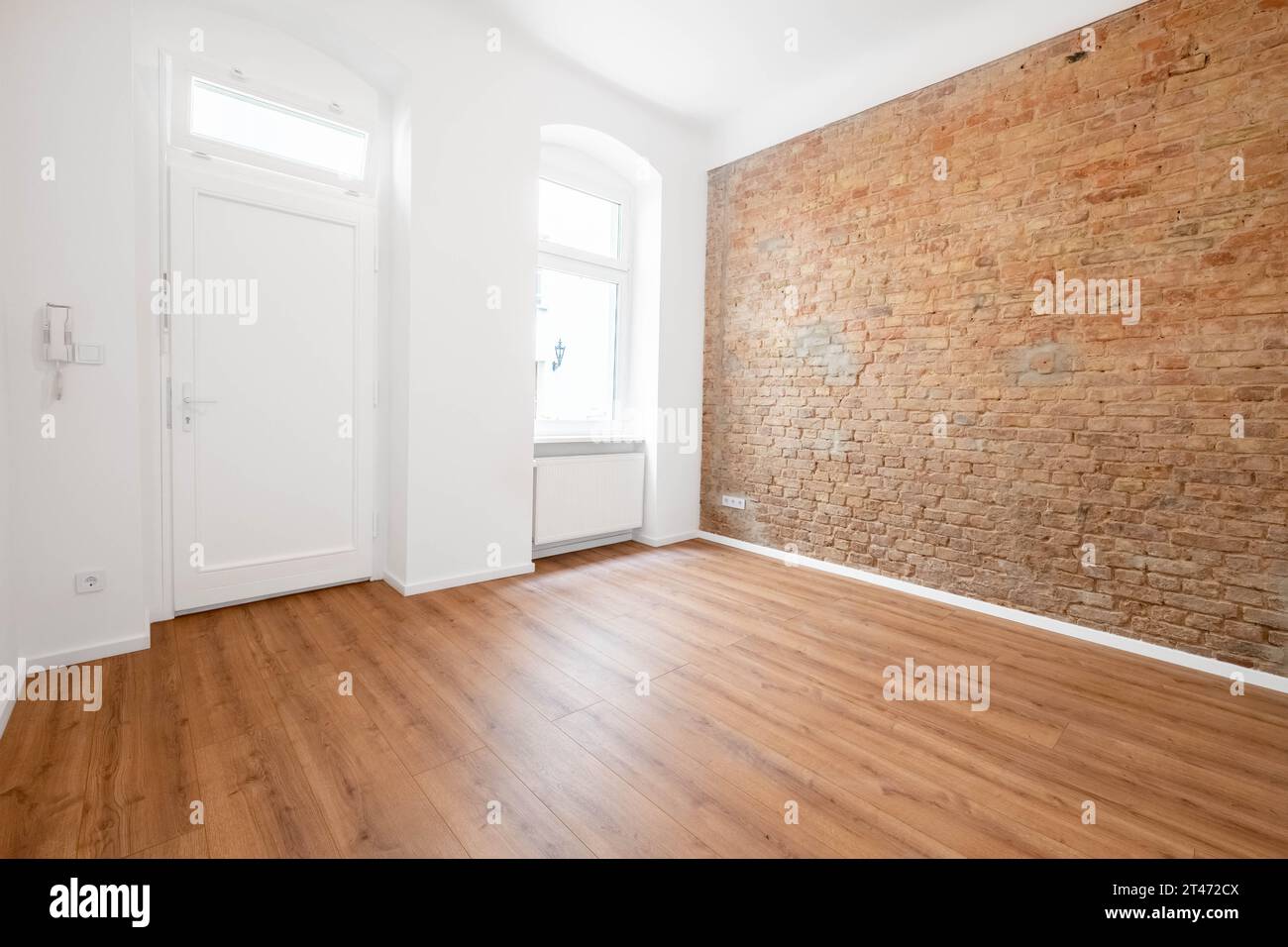 Leeres Büro oder Appartement; Zimmer mit Mauerwerk und Holzboden Stockfoto