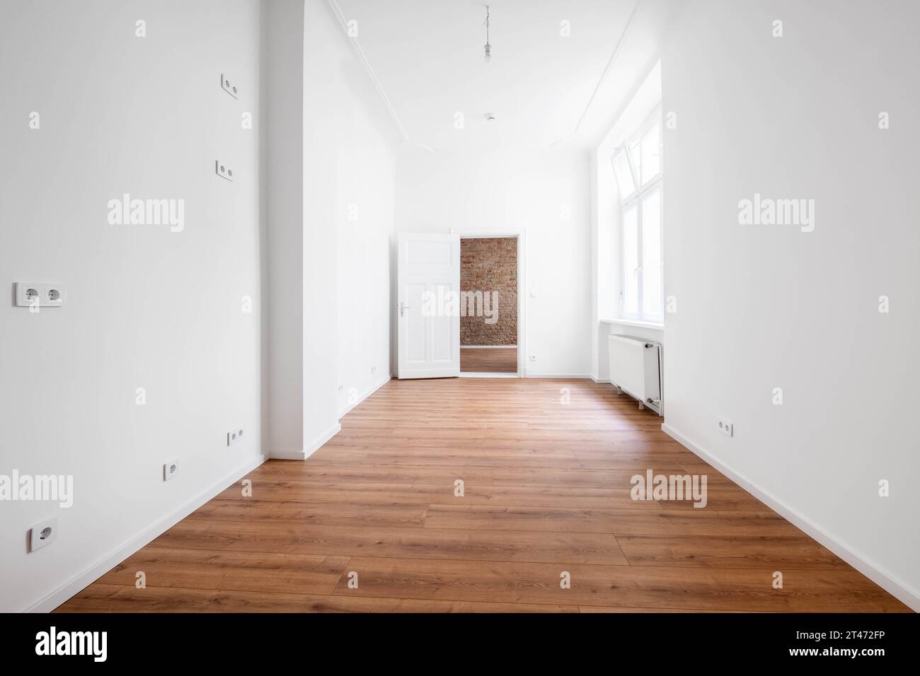 Leeres Apartmentzimmer mit Holzboden; unmöbliert Stockfoto