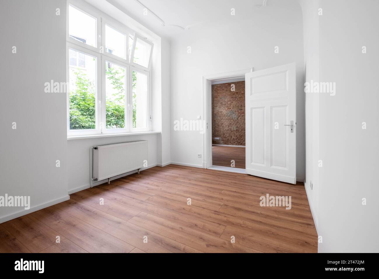 Leeres Appartement, unmöbliertes Zimmer nach Renovierung mit großem Fenster Stockfoto