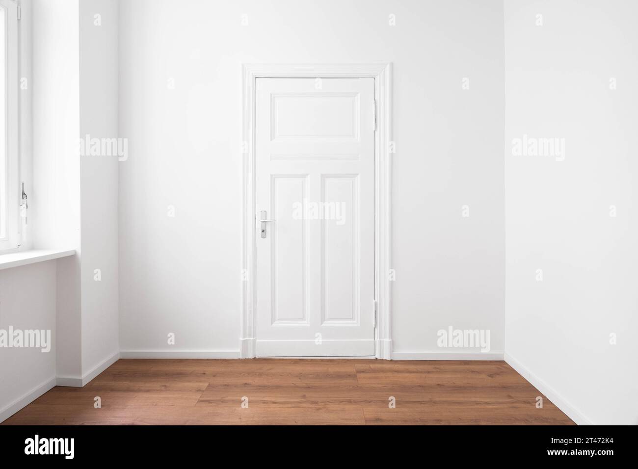 Zimmertür in leerer Wohnung oder Wohnung Stockfoto