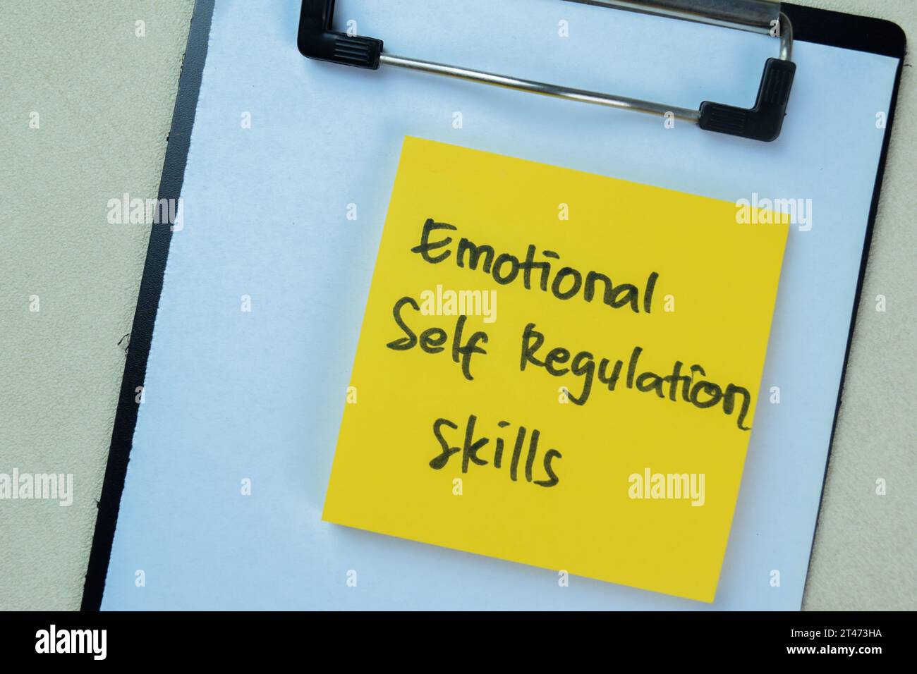 Das Konzept der emotionalen Selbstregulation schreibt auf Haftnotizen, die auf Holztisch isoliert sind. Stockfoto