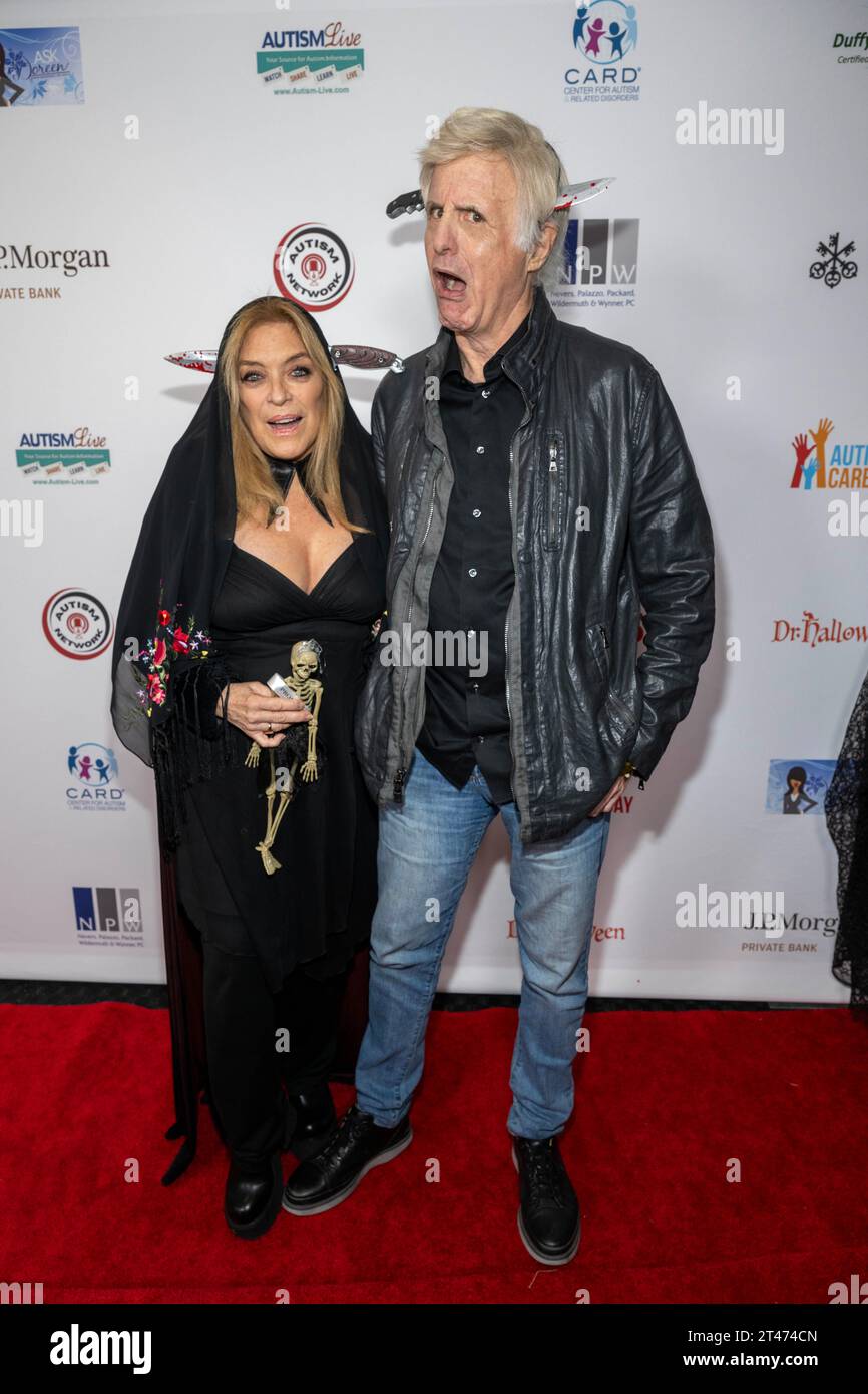 Los Angeles, USA. Oktober 2023. Schauspielerin Lydia Cornell, Autor Lawrence H. Levy nehmen an der 2. Jährlichen All Ghouls Gala-Spendenaktion für Autism Care Today im Woodland Hills Country Club, Los Angeles, CA, 28. Oktober 2023 Teil Stockfoto