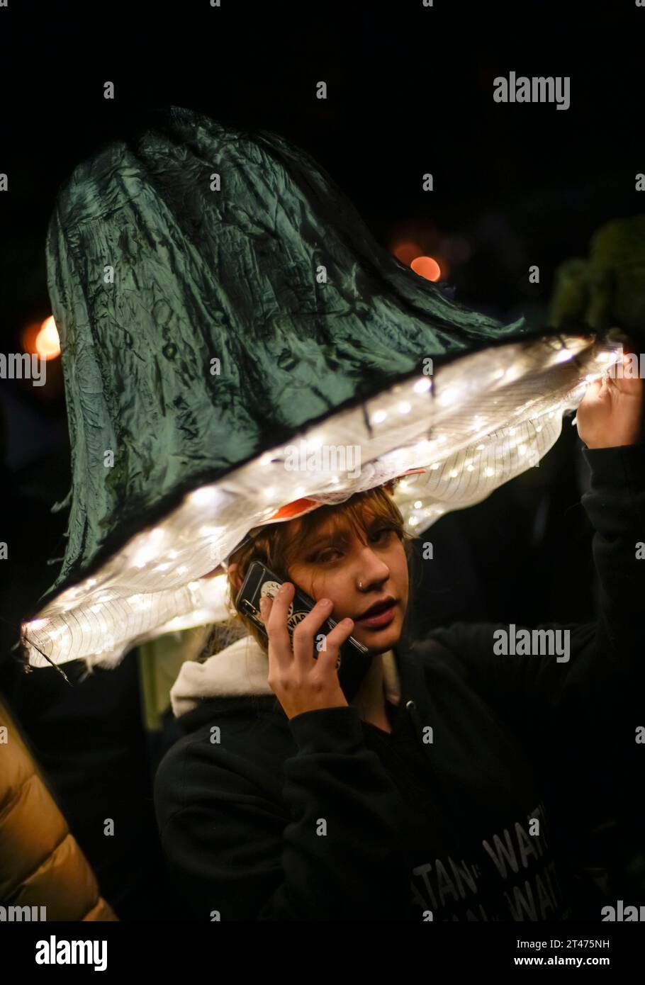 Vancouver, Kanada. Oktober 2023. Eine Frau im Kostüm nimmt an der Parade of Lost Souls Teil, um Halloween in Vancouver, British Columbia, Kanada, am 28. Oktober 2023 zu feiern. Quelle: Liang Sen/Xinhua/Alamy Live News Stockfoto