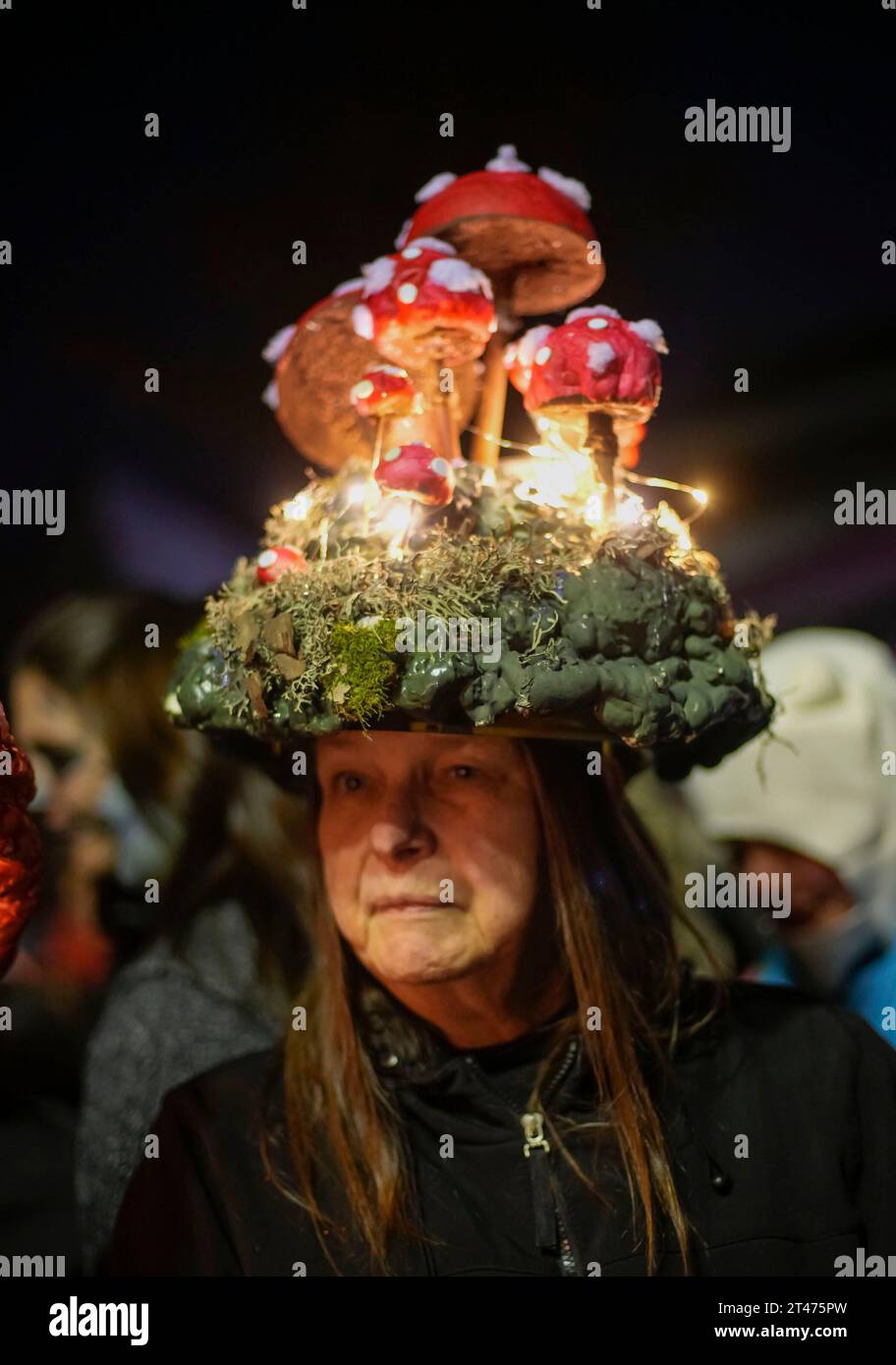 Vancouver, Kanada. Oktober 2023. Eine Frau im Kostüm nimmt an der Parade of Lost Souls Teil, um Halloween in Vancouver, British Columbia, Kanada, am 28. Oktober 2023 zu feiern. Quelle: Liang Sen/Xinhua/Alamy Live News Stockfoto