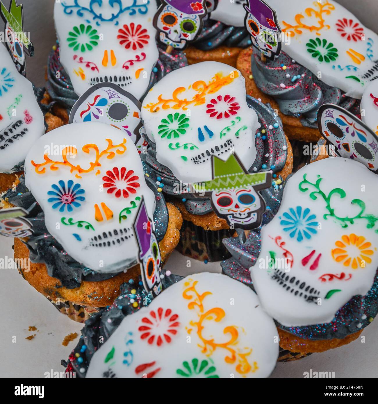 Muffins, die für die Veranstaltung „Tag der Toten“ (El Día de los Muertos) auf dem Columbia Road Flower Market in London hergestellt wurden. Stockfoto