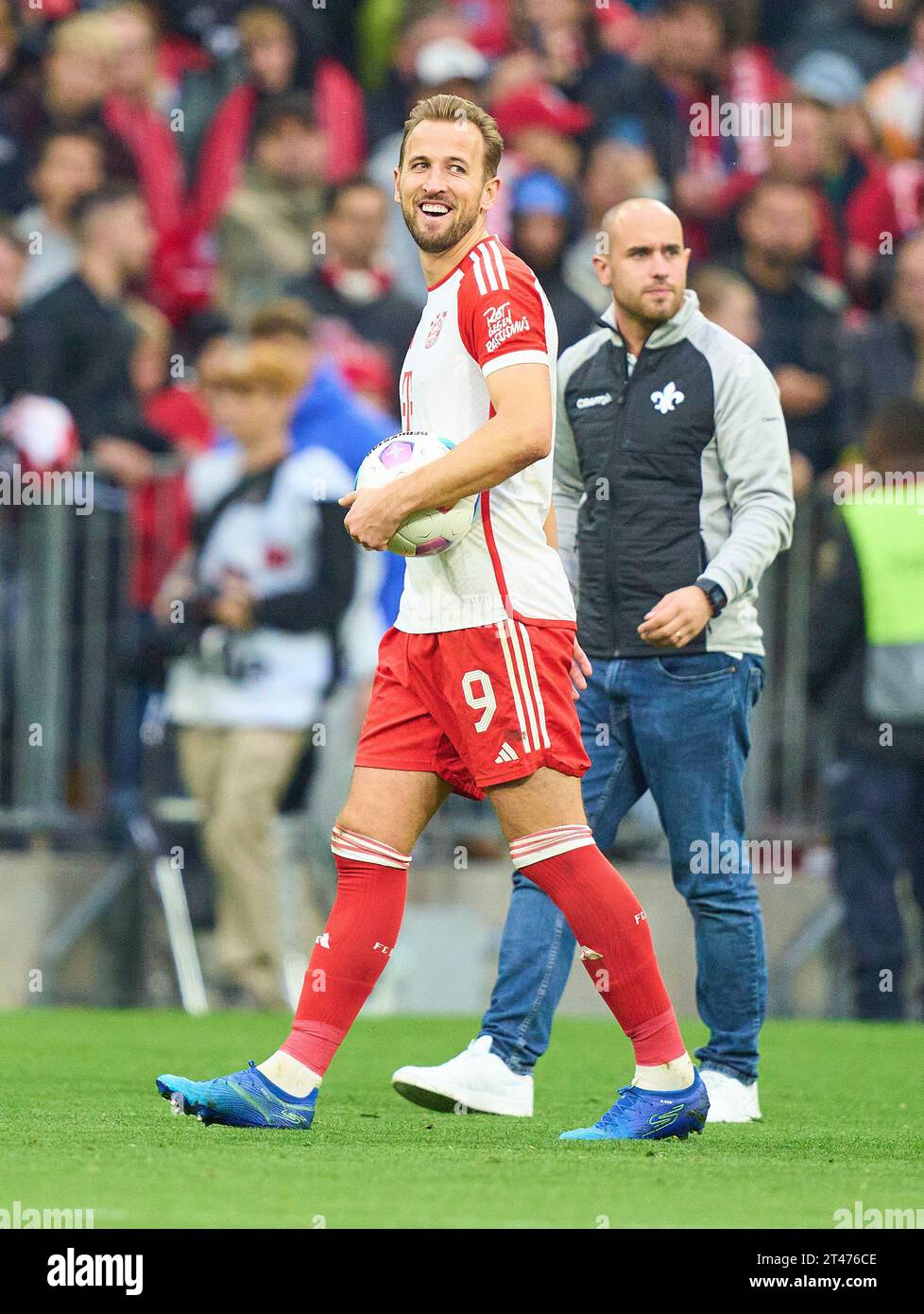 Harry Kane, FCB 9, feiert seinen Hattrick, 3 Tore nach dem Spiel FC BAYERN MÜNCHEN - SV DARMSTADT 98 am 8. Oktober 2023 in München. Saison 2023/2024, 1.Bundesliga, FCB, München, Spieltag 9, 9.Spieltag © Peter Schatz / Alamy Live News - DFL-VORSCHRIFTEN VERBIETEN DIE VERWENDUNG VON FOTOGRAFIEN als BILDSEQUENZEN und/oder QUASI-VIDEO - Stockfoto