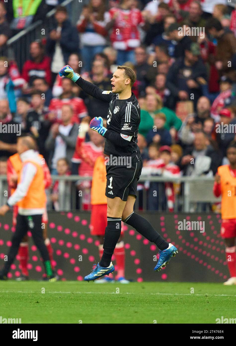 Manuel NEUER, Torhüter FCB 1 feiert 2-0 Tor, glücklich, lachen, feiern, von Leroy SANE, FC BAYERN MÜNCHEN - SV DARMSTADT 98 8-0 am 8. Oktober 2023 in München. Saison 2023/2024, 1.Bundesliga, FCB, München, Spieltag 9, 9.Spieltag © Peter Schatz / Alamy Live News - DFL-VORSCHRIFTEN VERBIETEN DIE VERWENDUNG VON FOTOGRAFIEN als BILDSEQUENZEN und/oder QUASI-VIDEO - Stockfoto