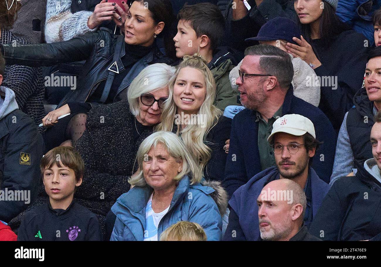 Anika Bissel, Freundin von Manuel neuer, Manuel neuer Mutter Marita im Spiel FC BAYERN MÜNCHEN