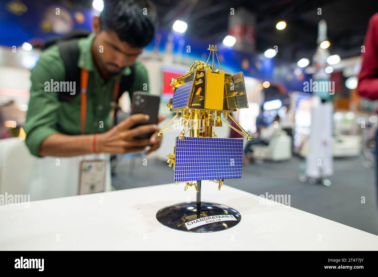 Neu-Delhi, Indien. Oktober 2023. Ein Mann, der während der 7. Ausgabe des India Mobile Congress (IMC) 2023 im Pragati Maidan in Neu-Delhi ein Modell des Chandrayaan 3 Vikram Lander am Stand der indischen Raumfahrtforschungsorganisation ISRO fotografiert hat. Die Ausstellung wird gemeinsam vom Department of Telecommunications (DOT) und der Cellular Operators Association of India (COAI) organisiert. Quelle: SOPA Images Limited/Alamy Live News Stockfoto