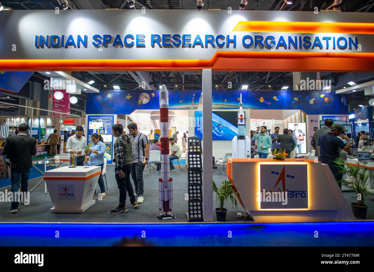 Neu-Delhi, Indien. Oktober 2023. Besucher, die am Stand der ISRO (Indian Space Research Organisation) während der 7. Ausgabe des India Mobile Congress (IMC) 2023 zu sehen sind, finden im Pragati Maidan in Neu-Delhi statt. Die Ausstellung wird gemeinsam vom Department of Telecommunications (DOT) und der Cellular Operators Association of India (COAI) organisiert. Quelle: SOPA Images Limited/Alamy Live News Stockfoto