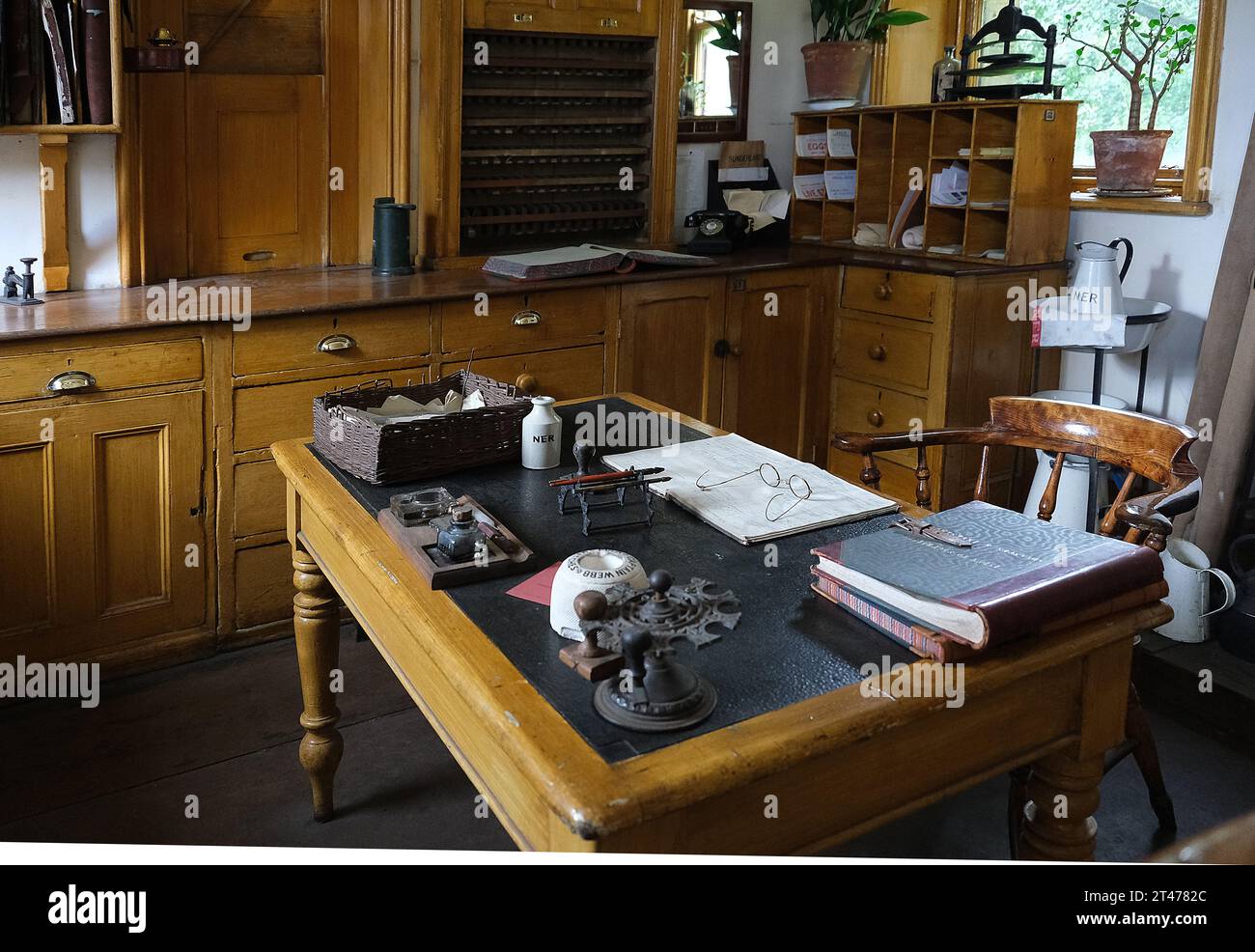 Beamish, Durham, August 2023. Interne Displays von Büro und Arbeitsplatz[LACE. Stockfoto