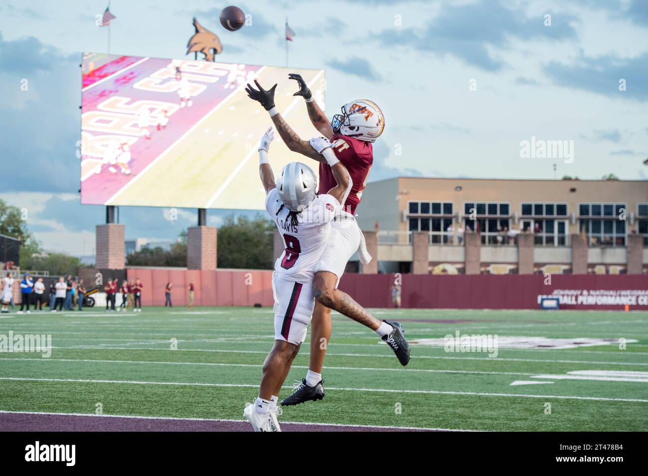 28. Oktober 2023: Der Texas State Bobcats Wide Receiver Sean Shaw Jr. (5) versucht einen Fang zu machen, während er von Troy Trojans Sicherheit Irshaad Davis (8) verteidigt wird, während eines Spiels zwischen den Troy Trojans und den Texas State Bobcats in San Marcos, Texas, Texas, Texas, USA. Trask Smith/CSM Stockfoto