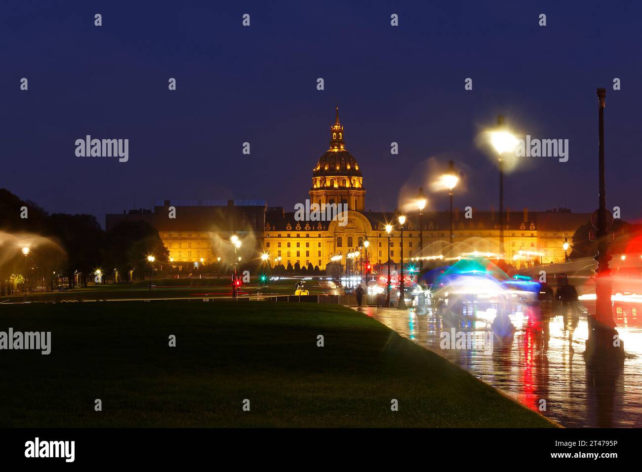 Die Kathedrale von Saint Louis in der regnerischen Nacht, Paris, Frankreich. Stockfoto