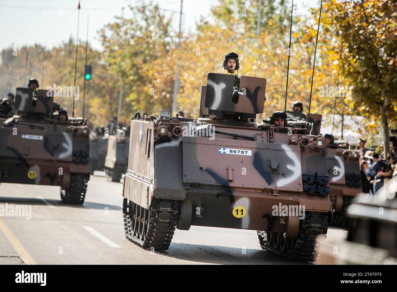 Thessaloniki, Griechenland. Oktober 2023. Die APCs der griechischen Armee M113 nehmen an einer Militärparade Teil. Die Parade feiert die Weigerung Griechenlands, sich 1940 dem faschistischen Italien anzuschließen und gegen einen viel stärkeren Gegner zu kämpfen, eine Entscheidung, die das Land in den Zweiten Weltkrieg hineinzog (Kreditbild: © Giannis Papanikos/ZUMA Press Wire) NUR REDAKTIONELLE VERWENDUNG! Nicht für kommerzielle ZWECKE! Stockfoto