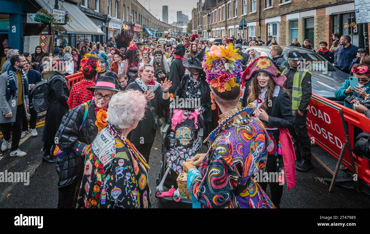 Colourwalkers am Tag der Toten (El Día de los Muertos) auf dem Columbia Road Flower Market in London. Stockfoto
