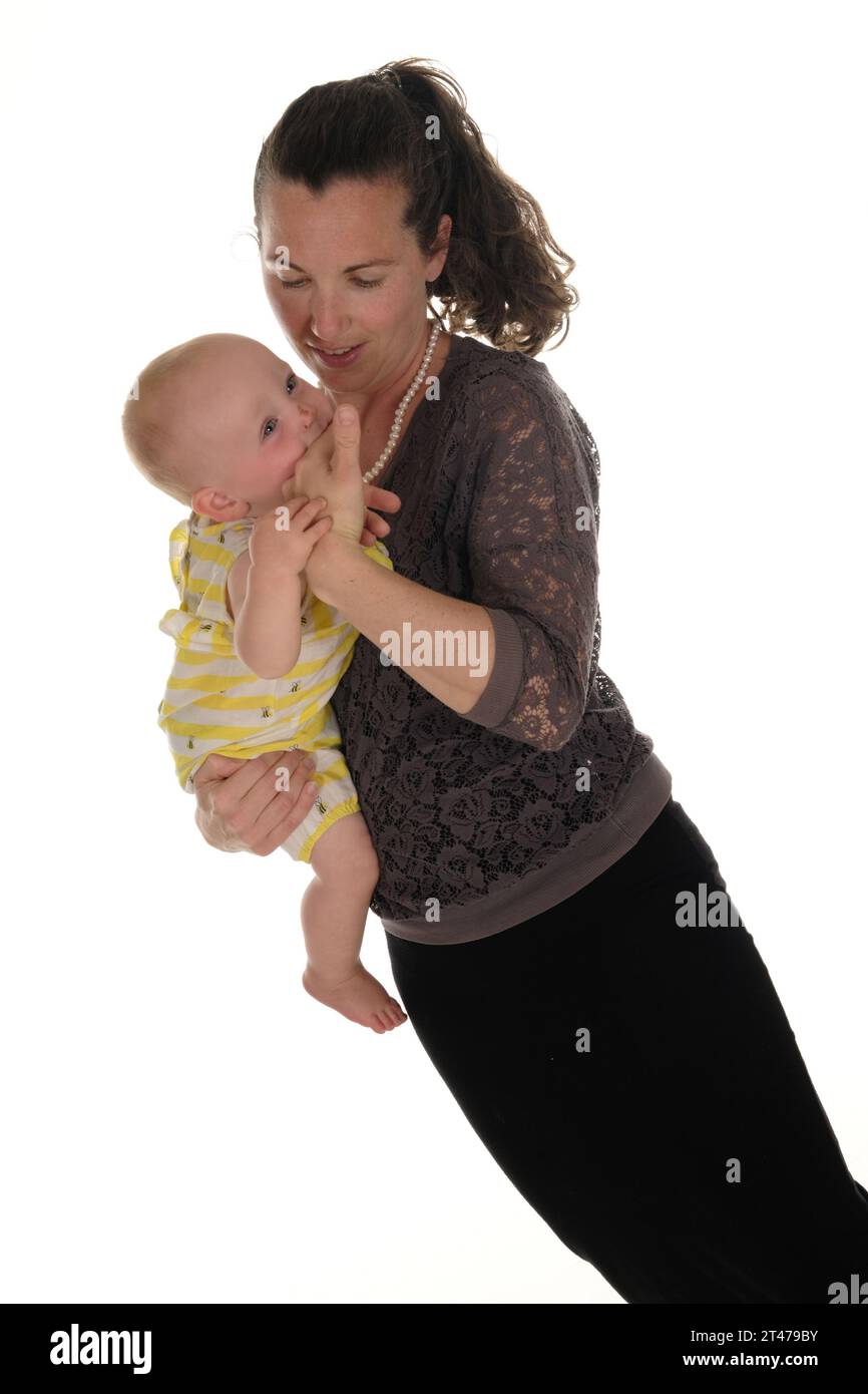 Mutter und Baby sind glücklich, in den Armen zu stehen Stockfoto