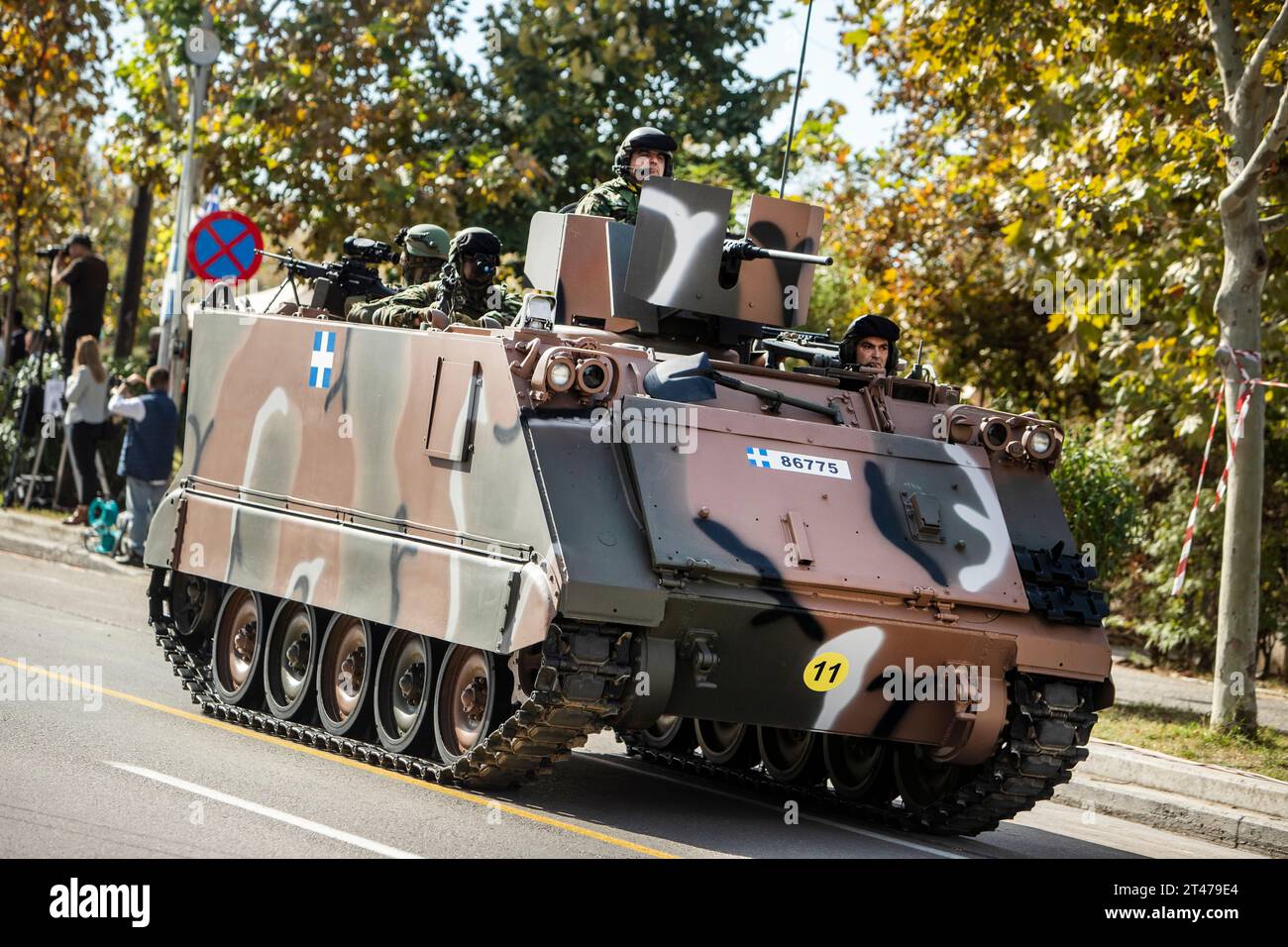 Thessaloniki, Griechenland. Oktober 2023. Eine griechische Armee M113 APC nimmt an einer Militärparade Teil. Die Parade feiert die Weigerung Griechenlands, sich 1940 dem faschistischen Italien anzuschließen und gegen einen viel stärkeren Gegner zu kämpfen, eine Entscheidung, die das Land in den Zweiten Weltkrieg hineinzog (Kreditbild: © Giannis Papanikos/ZUMA Press Wire) NUR REDAKTIONELLE VERWENDUNG! Nicht für kommerzielle ZWECKE! Stockfoto