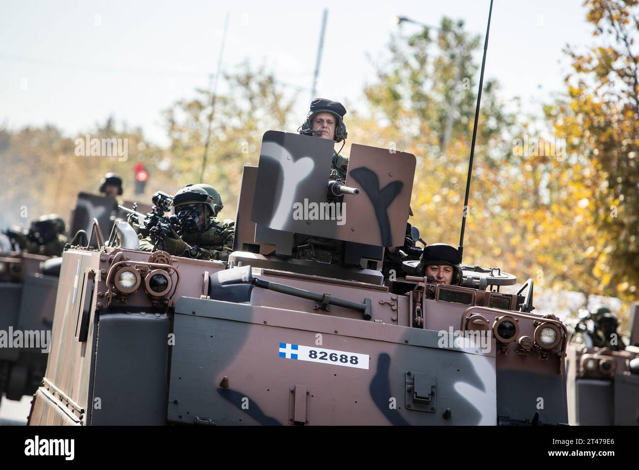 Thessaloniki, Griechenland. Oktober 2023. Griechische Armeetruppen auf M113 APCs, während sie an einer Militärparade teilnehmen. Die Parade feiert die Weigerung Griechenlands, sich 1940 dem faschistischen Italien anzuschließen und gegen einen viel stärkeren Gegner zu kämpfen, eine Entscheidung, die das Land in den Zweiten Weltkrieg hineinzog (Kreditbild: © Giannis Papanikos/ZUMA Press Wire) NUR REDAKTIONELLE VERWENDUNG! Nicht für kommerzielle ZWECKE! Stockfoto