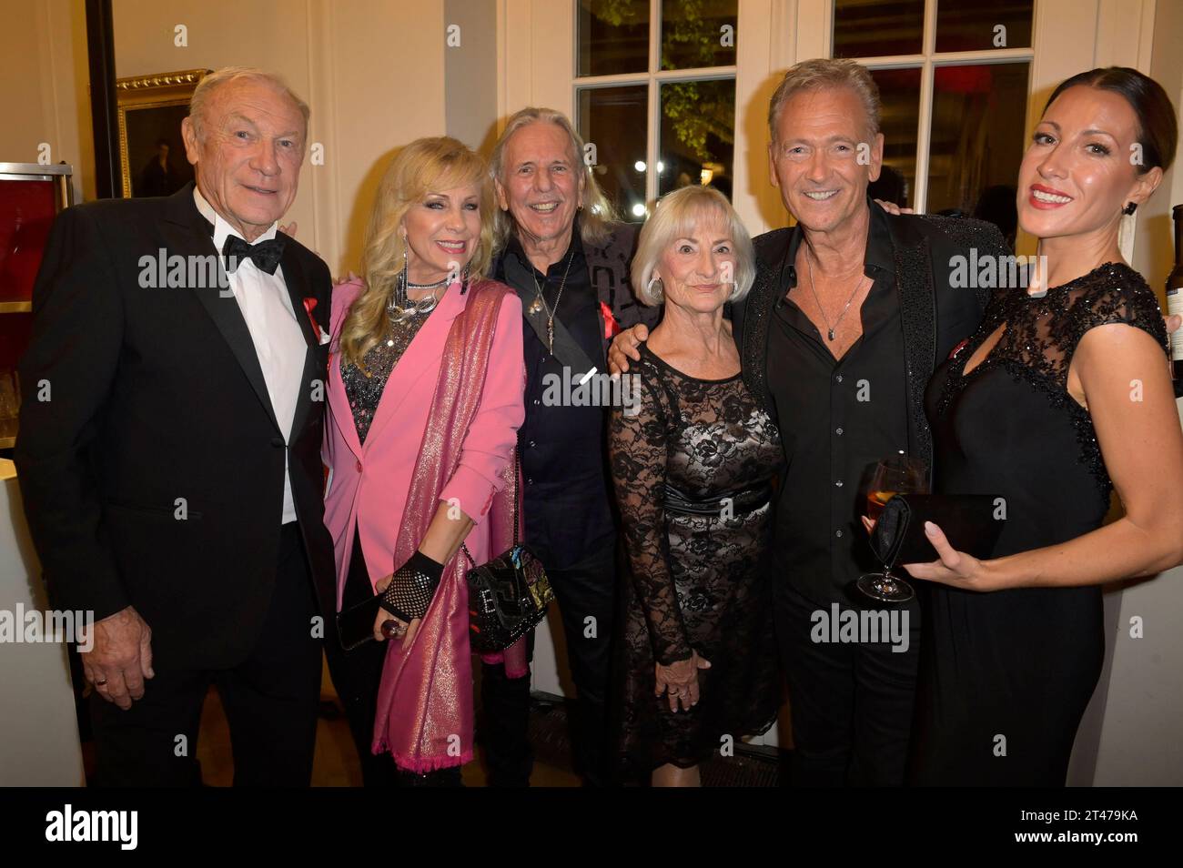 Eduard Geyer, Petra Zieger, Peter Taudte, Angelika Geyer, Olaf Berger und Julia Berger bei der 15. Hope Gala 2023 im Schauspielhaus. Dresden, 28.10.2023 *** Eduard Geyer, Petra Zieger, Peter Taudte, Angelika Geyer, Olaf Berger und Julia Berger bei der 15 Hope Gala 2023 im Schauspielhaus Dresden, 28 10 2023 Foto:XF.xKernx/xFuturexImagex Hope 3106 Credit: Imago/Alamy Live News Stockfoto