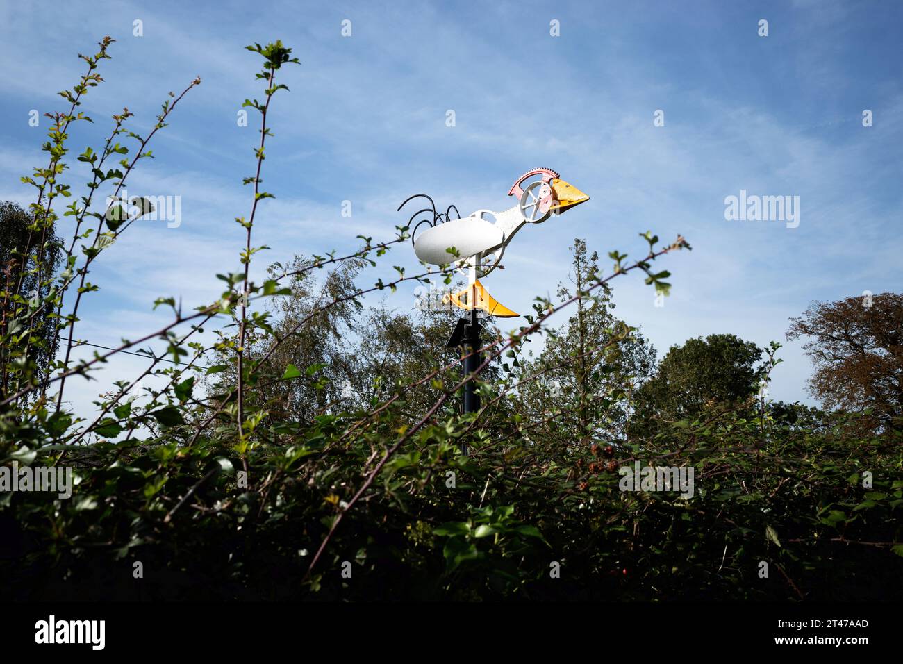 Vogelskulptur aus einem Pflugschar und anderen landwirtschaftlichen Teilen Crowfield Suffolk Stockfoto