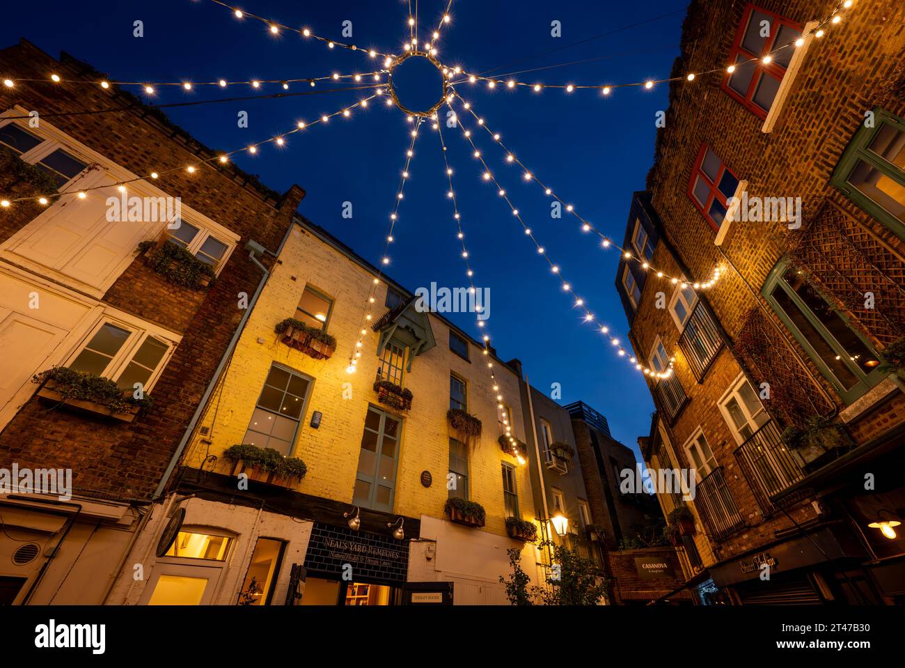 London, Großbritannien: Neal's Yard im Covent Garden-Viertel im Zentrum von London. Ein wunderschöner alter Innenhof bei Nacht, beleuchtet mit Deckenleuchten. Stockfoto