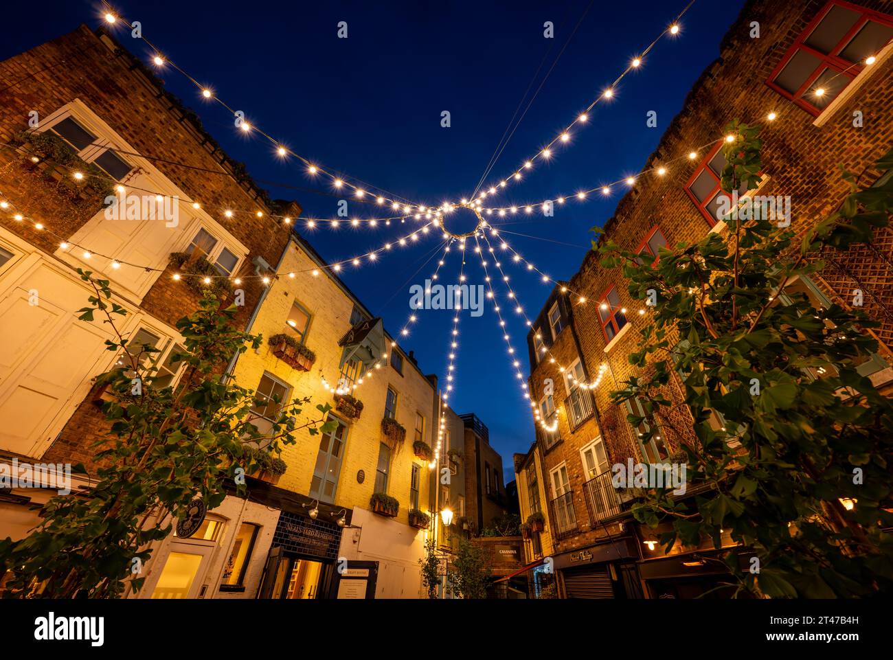 London, Großbritannien: Neal's Yard im Covent Garden-Viertel im Zentrum von London. Ein wunderschöner alter Innenhof bei Nacht, beleuchtet mit Deckenleuchten. Stockfoto