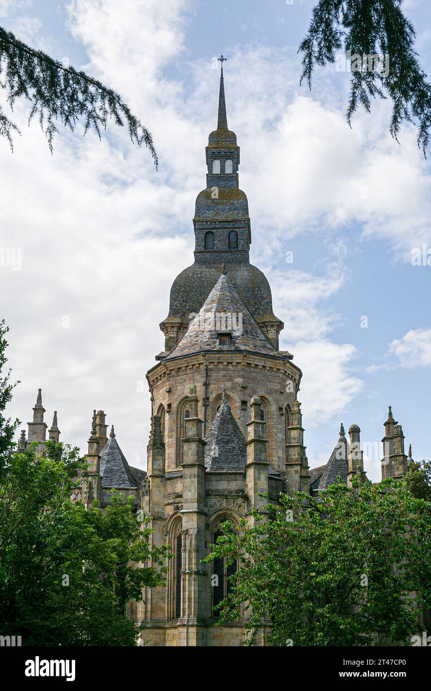 Basilika Saint-Sauveur Turm, aus dem Garten, Dinan, Bretagne, Frankreich Stockfoto