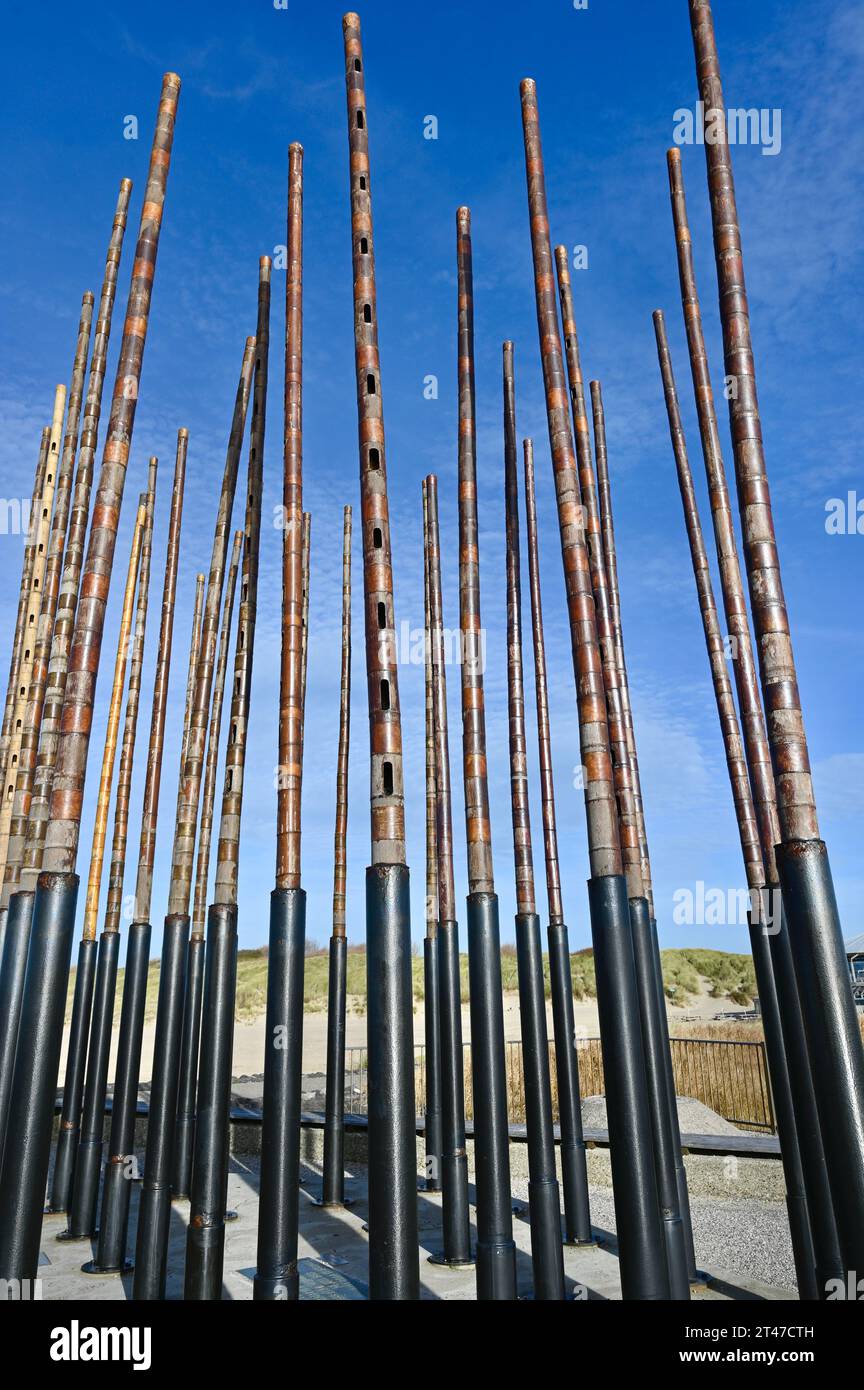 Die Weltorgel in Vlissingen ist eine Klangskulptur, die aus vertikal platzierten Bambusröhren besteht, in denen Löcher gemacht wurden Stockfoto