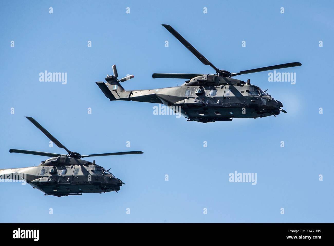 Thessaloniki, Griechenland. Oktober 2023. Die NH-90-Transporthubschrauber der griechischen Armee nehmen an einer Militärparade Teil. Die Parade feiert die Weigerung Griechenlands, sich 1940 dem faschistischen Italien anzuschließen und gegen einen viel stärkeren Gegner zu kämpfen, eine Entscheidung, die das Land in den Zweiten Weltkrieg hineinzog (Kreditbild: © Giannis Papanikos/ZUMA Press Wire) NUR REDAKTIONELLE VERWENDUNG! Nicht für kommerzielle ZWECKE! Stockfoto