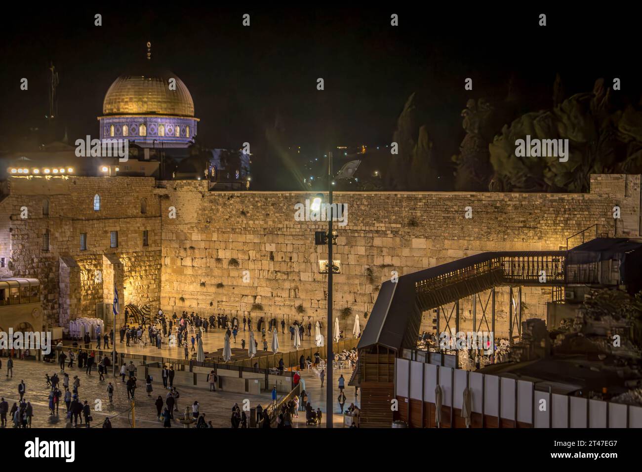 Die religiösen Menschen beten an der Westmauer (Klagemauer), dem jüdischen Schrein mit dem muslimischen Felsendom in der Jerusalemer Altstadt in Israel. Stockfoto