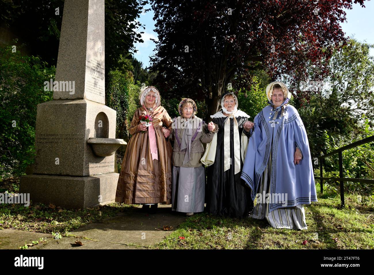 Damen in viktorianischen Kostümen in Ironbridge, Shropshire, UNESCO-Weltkulturerbe, England, Großbritannien. Kampagnen für die Brunnenrestauration. Stockfoto