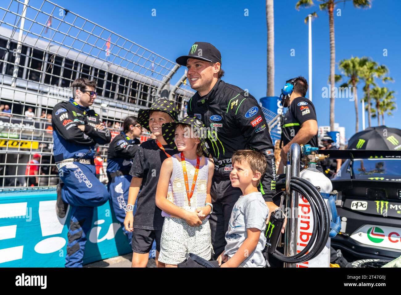 Gold Coast, Australien. 29. Oktober 2023. Cam Waters von Tickford Racing posiert für ein Foto mit einigen der VIP-Gäste, die Kinder auf der Startaufstellung beim Boost Mobile Gold Goast 500 haben. Quelle: James Forrester/Alamy Live News Stockfoto