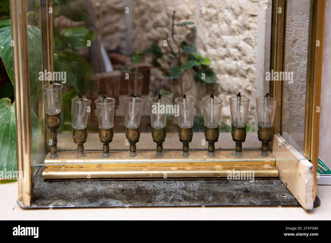 Eine für Israel typische Hanukkah-Menora mit einem speziellen Glasgehäuse zum Schutz des brennenden Öls vor Wind und Regen während des 8-Tage-Juden Stockfoto