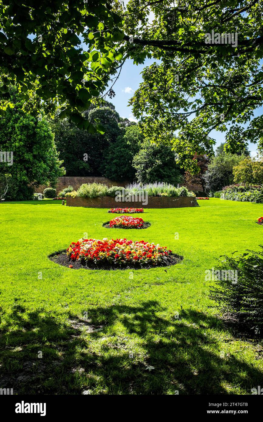 Innenansicht des ummauerten Gartens in der Haigh Hall. Stockfoto