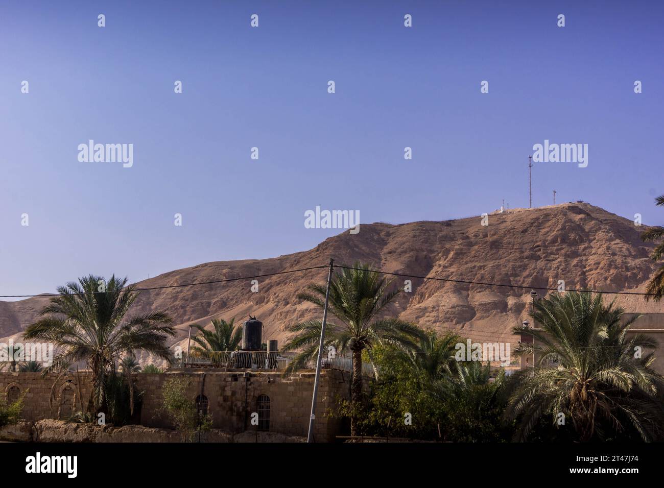 Der Berg der Versuchung (Jebel Quruntul) der christliche Schrein, in einem Berg über der Stadt Jericho im Westjordanland, Palästina Stockfoto