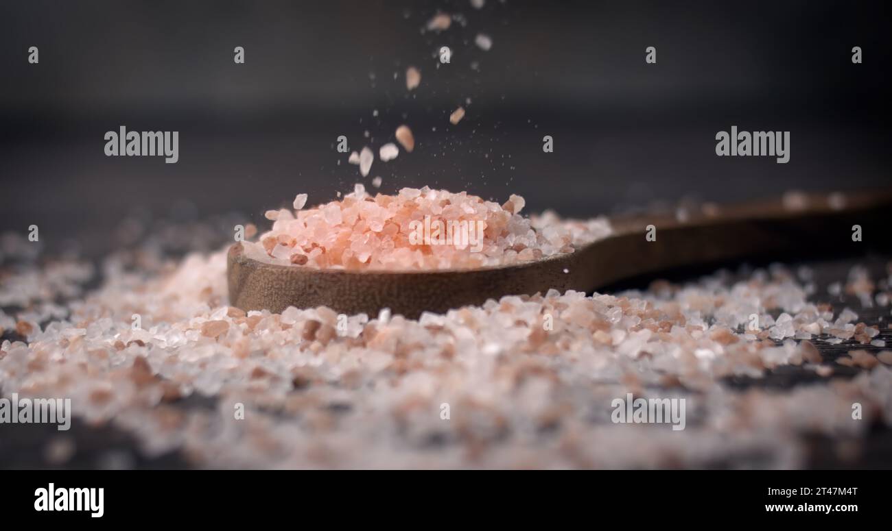 Rosa Himalaya-Salz. Vor allem aufgrund der Vermarktungskosten ist rosafarbenes Himalaya-Salz bis zu zwanzigmal teurer als Tisch- oder Meersalz. Stockfoto