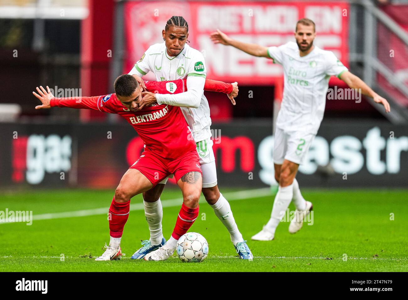 Enschede, Niederlande. Oktober 2023. Enschede - Manfred Ugalde vom FC Twente, Calvin Stengs aus Feyenoord während des Spiels zwischen dem FC Twente und Feyenoord in de Grolsch Veste am 29. Oktober 2023 in Enschede, Niederlande. Credit: Box to Box Pictures/Alamy Live News Stockfoto