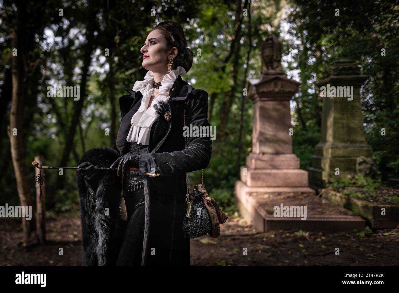 London, Großbritannien. Oktober 2023. Halloween-Treffen der Society of Salome auf dem Nunhead Cemetery. Makellos gekleidete Anhänger der Mode und Kultur der viktorianischen, edwardianischen und Art déco-Zeit treffen sich zu einem Morgenspaziergang auf dem denkmalgeschützten Friedhof. Guy Corbishley/Alamy Live News Stockfoto