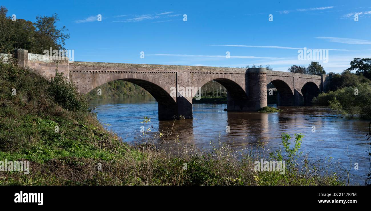 Ladykirk und Norham Bridge über den Fluss Tweed bei Norham, Berwick-upon-Tweed, Northumberland, England und Berwickshire, Schottland, UK Stockfoto