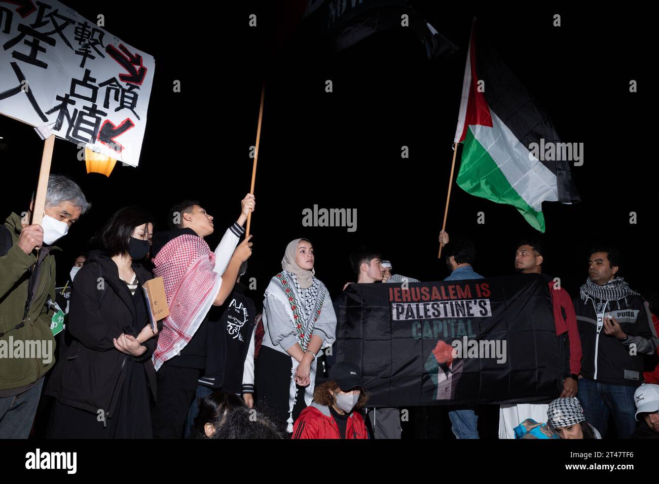 Tokio, Japan. Oktober 2023. 29. Oktober 2023: Palästinensische Demonstranten veranstalten vor der Tokioter Station in Marunouchi eine Mahnwache bei Kerzenlicht, um zivile, nicht-kämpfende Opfer der israelischen Luftangriffe während der Invasion der IDF in den Gazastreifen zu trauern. Die Anti-Kriegs-Demonstranten rufen nach Israels Reaktion auf einen Bodeneinbruch durch Hamas-Kämpfer in Israel zu einem Waffenstillstand auf. (Kreditbild: © Taidgh Barron/ZUMA Press Wire) NUR REDAKTIONELLE VERWENDUNG! Nicht für kommerzielle ZWECKE! Quelle: ZUMA Press, Inc./Alamy Live News Stockfoto