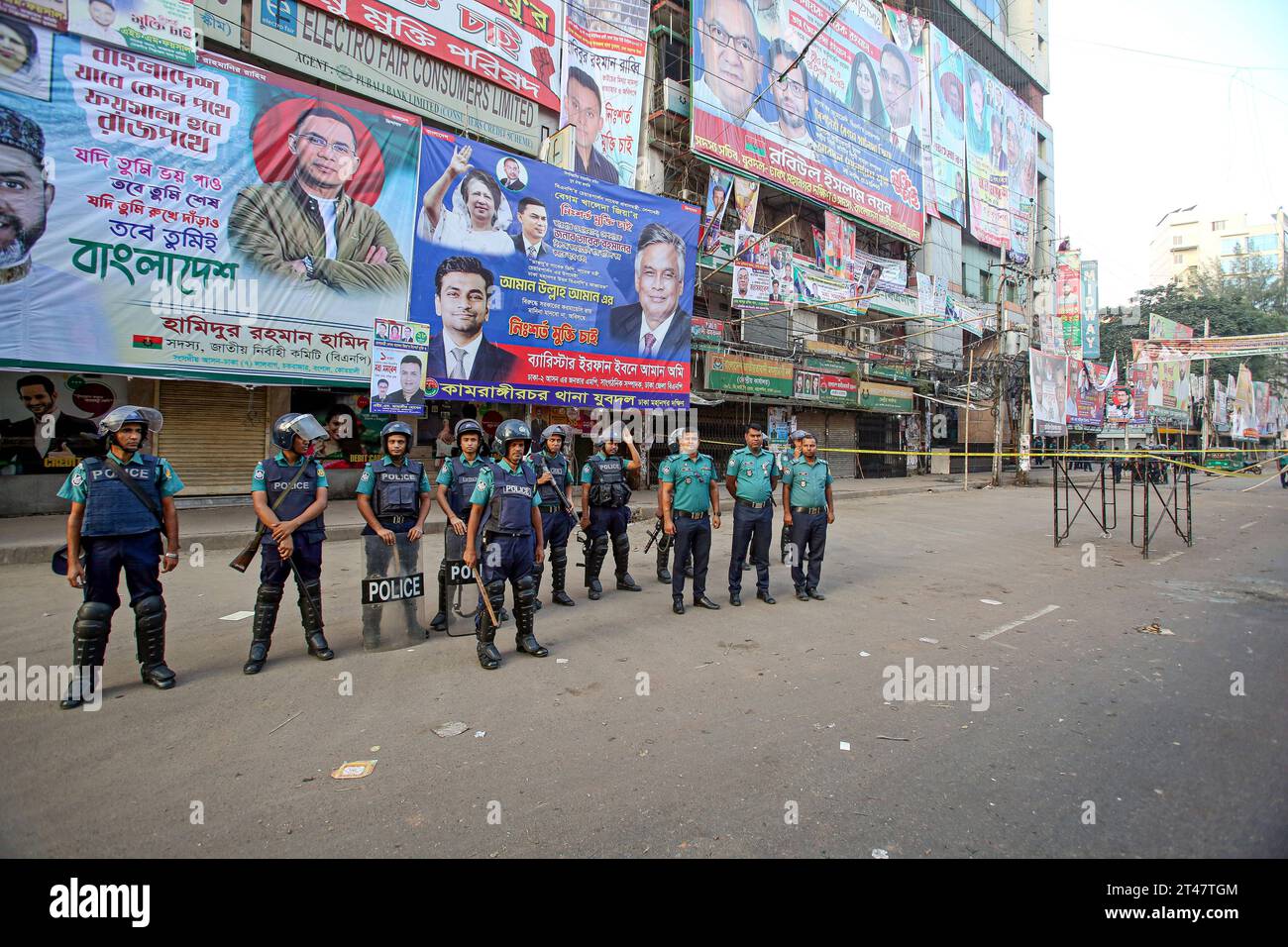 Bangladesch nach den Ausschreitungen mit Todesfällen Bangladeschs kriminelle Ermittlungsabteilung CID-Einheit versammelte sich entlang einer Straße, als sie einen Protestort inspizierten, nachdem Aktivisten der Bangladesch Nationalistischen Partei BNP am 29. Oktober 2023 eine Kundgebung während des landesweiten Streiks in Dhaka abgehalten hatten. Mehr als 100.000 Anhänger von zwei großen Oppositionsparteien in Bangladesch versammelten sich am 28. Oktober, um Premierminister Scheich Hasina zum Rücktritt zu fordern, um eine freie und faire Abstimmung unter einer neutralen Regierung zu ermöglichen. Sowohl BNP als auch Jamaat-e-Islami riefen am 29. Oktober zu einem landesweiten Streik auf, um gegen die Gewalt zu protestieren. Bei Leas Stockfoto